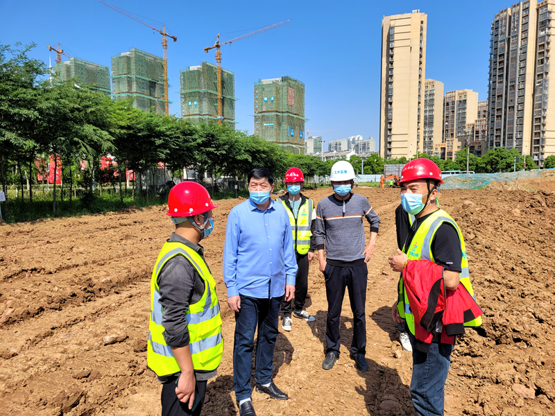 六安市重點工程建設(shè)管理處黨組書記、主任陳斌到長安路南延項目調(diào)研復(fù)工復(fù)產(chǎn)工作